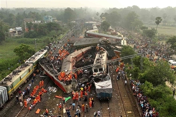 印度3列火车相撞 295人死亡：原因查清楚了！错误很低级